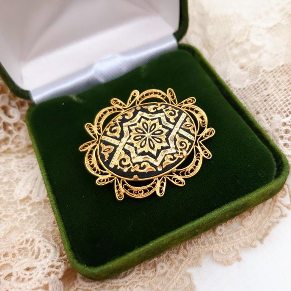 Vintage Damascene Filigree Brooch, Gold Tone Pin - Picture 3 of 7